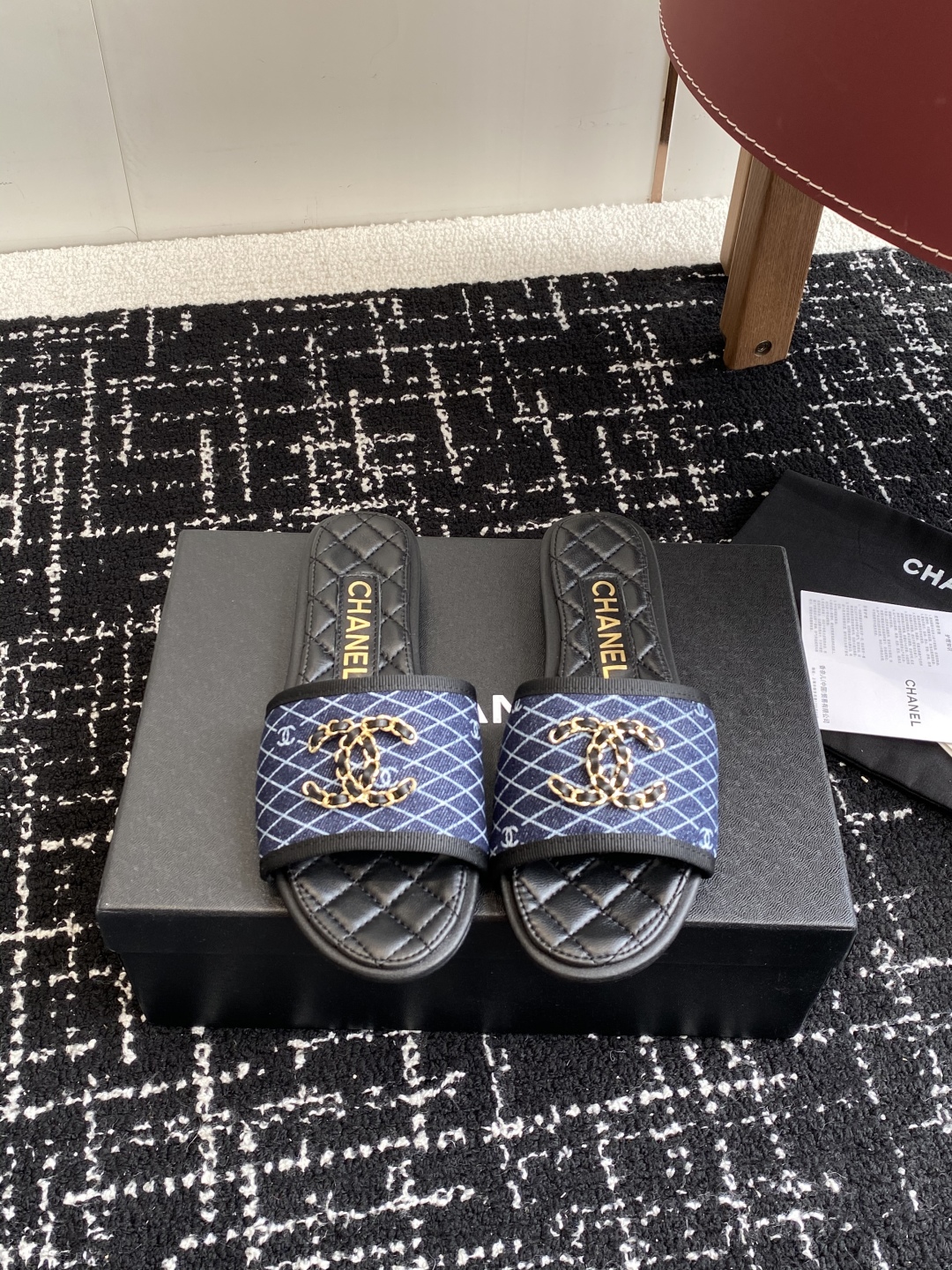 代购级
Chanel 小香 25ss 春夏新品度假 懒人拖 鞋

小香的一款全新设计 鞋面原版开模特殊布