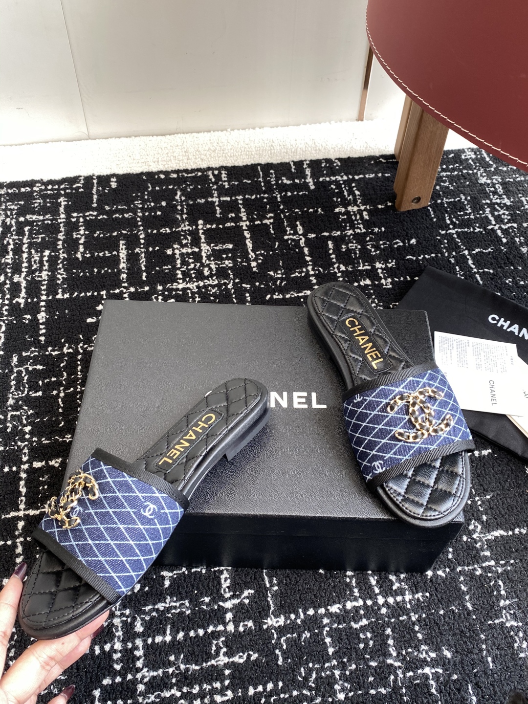 代购级
Chanel 小香 25ss 春夏新品度假 懒人拖 鞋

小香的一款全新设计 鞋面原版开模特殊布
