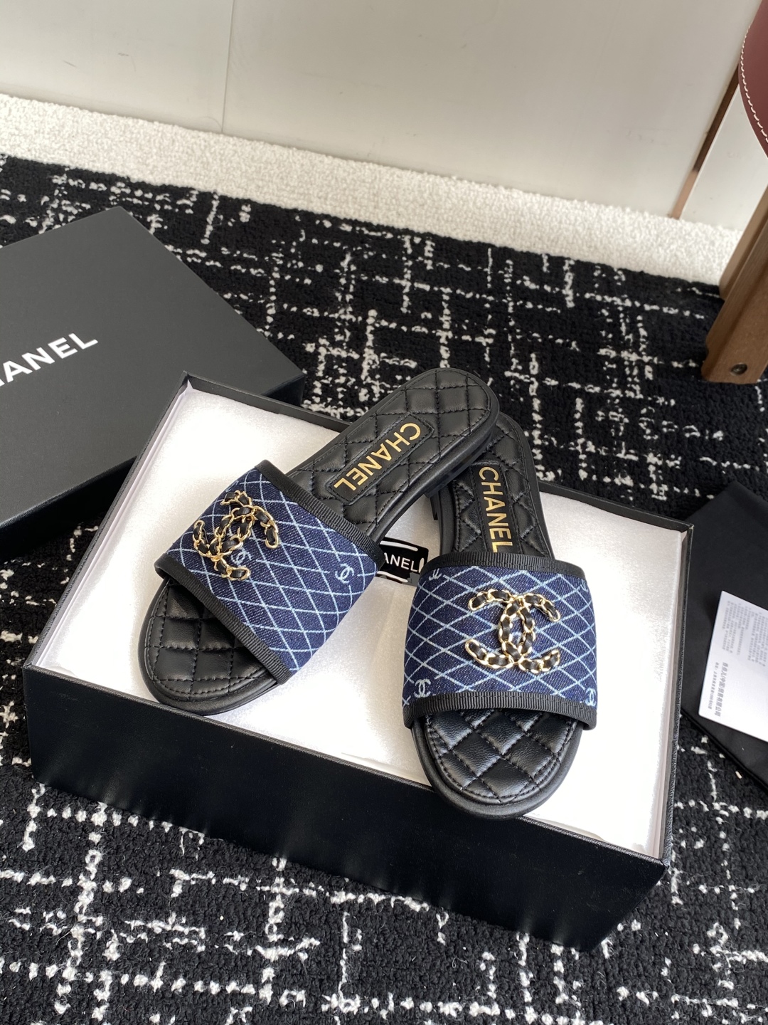 代购级
Chanel 小香 25ss 春夏新品度假 懒人拖 鞋

小香的一款全新设计 鞋面原版开模特殊布