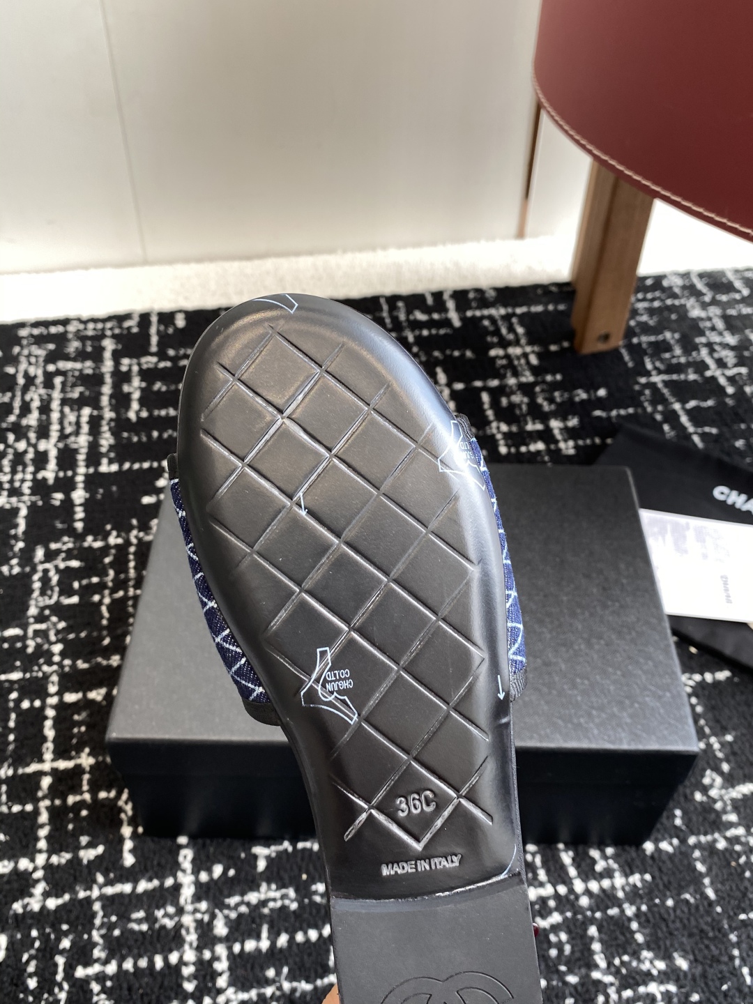 代购级
Chanel 小香 25ss 春夏新品度假 懒人拖 鞋

小香的一款全新设计 鞋面原版开模特殊布