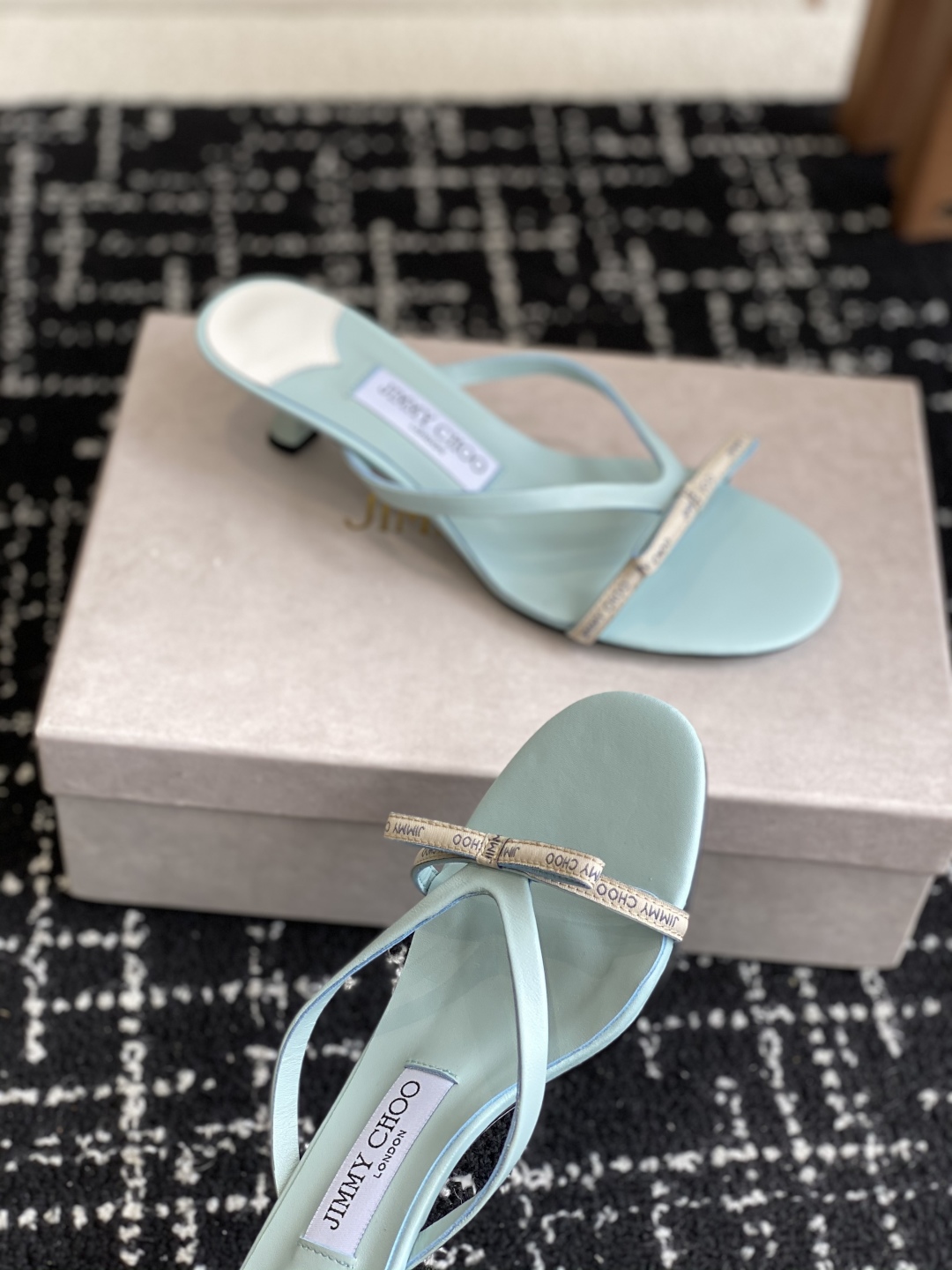 代购级
JC 蝴蝶结 拖鞋系列 25 配饰 系列 JimmyChoo Collins Store 

浅