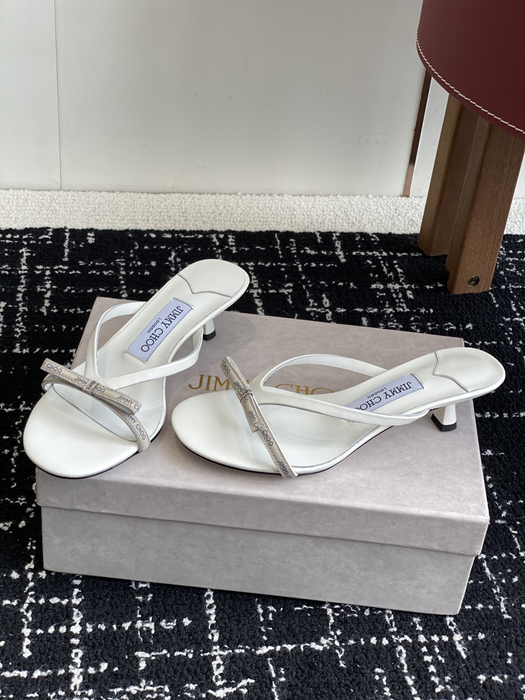 代购级
JC 蝴蝶结 拖鞋系列 25 配饰 系列 JimmyChoo Collins Store 

浅