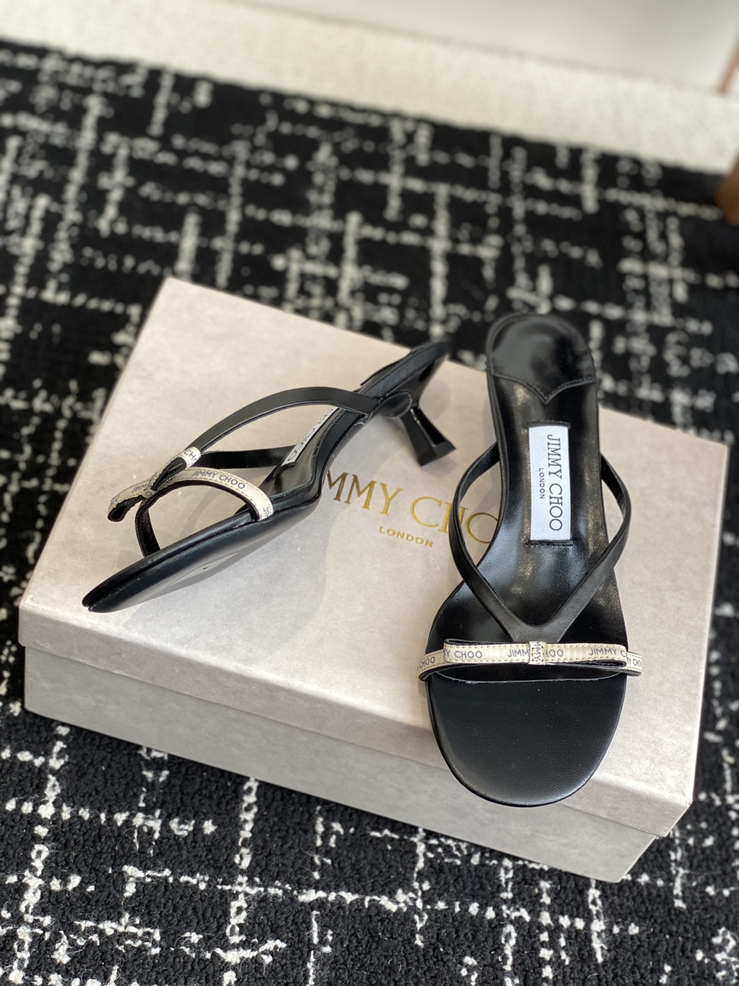 代购级
JC 蝴蝶结 拖鞋系列 25 配饰 系列 JimmyChoo Collins Store 

浅