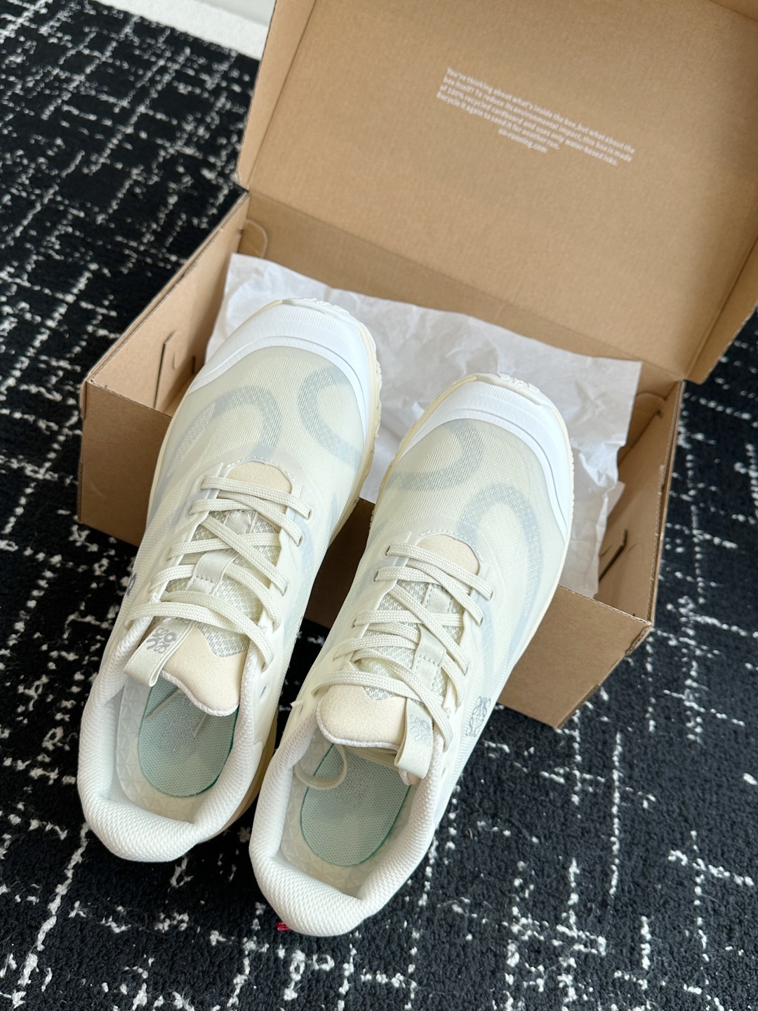 莞产原单品质
Loewe x On 昂跑Cloudtilt1.0 罗意威 联名轻量运动休闲鞋情侣男女款跑