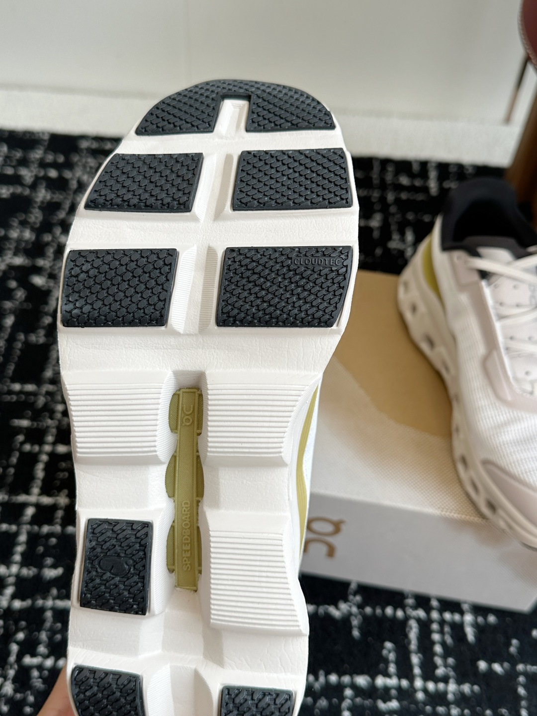 东莞原单
Cloudmonster Void 网眼小怪兽 舒适透气百搭 缓震防滑耐磨 休闲运动跑步鞋！
