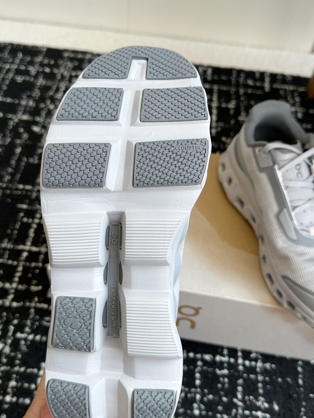 东莞原单
Cloudmonster Void 网眼小怪兽 舒适透气百搭 缓震防滑耐磨 休闲运动跑步鞋！
