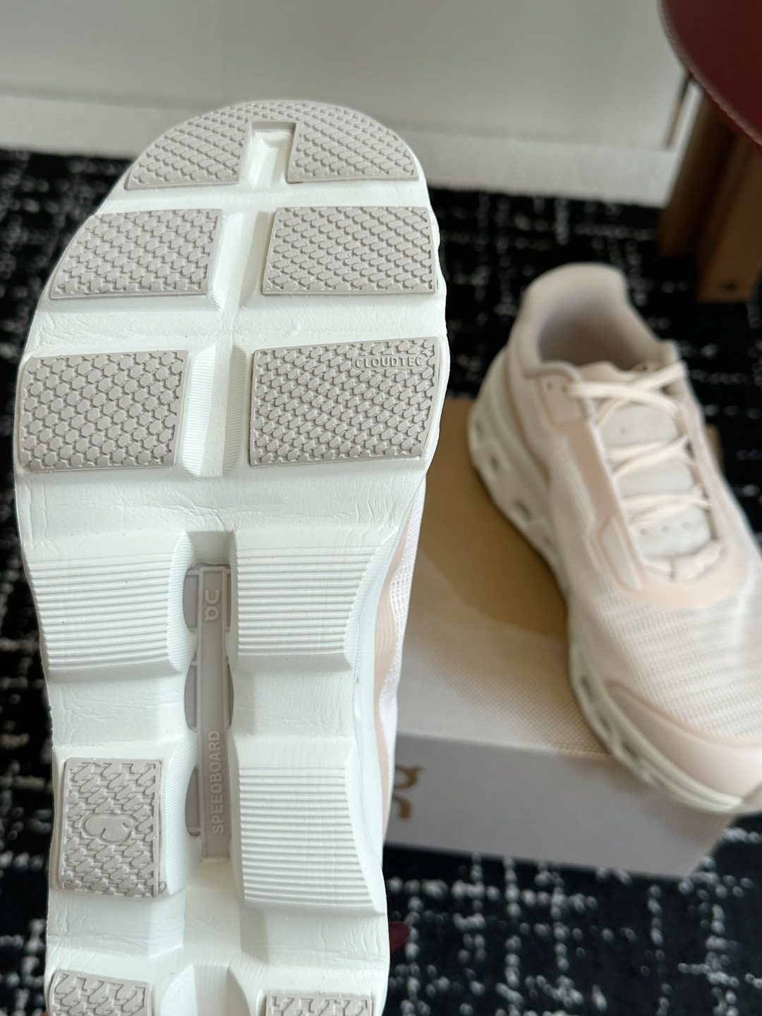 东莞原单
Cloudmonster Void 网眼小怪兽 舒适透气百搭 缓震防滑耐磨 休闲运动跑步鞋！
