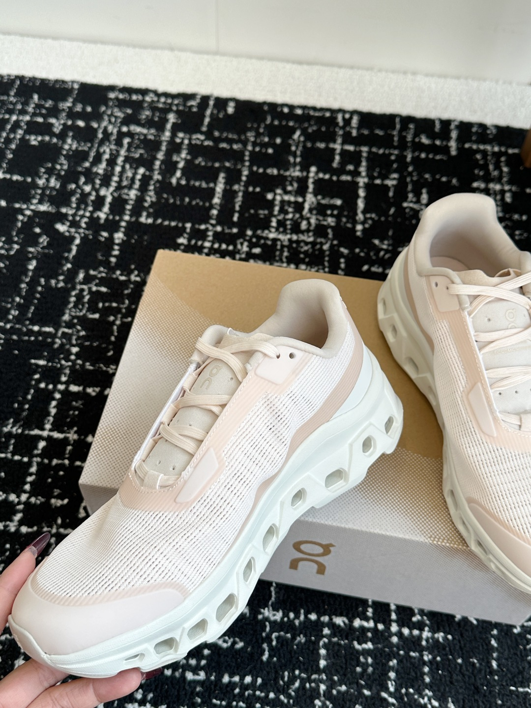 东莞原单
Cloudmonster Void 网眼小怪兽 舒适透气百搭 缓震防滑耐磨 休闲运动跑步鞋！
