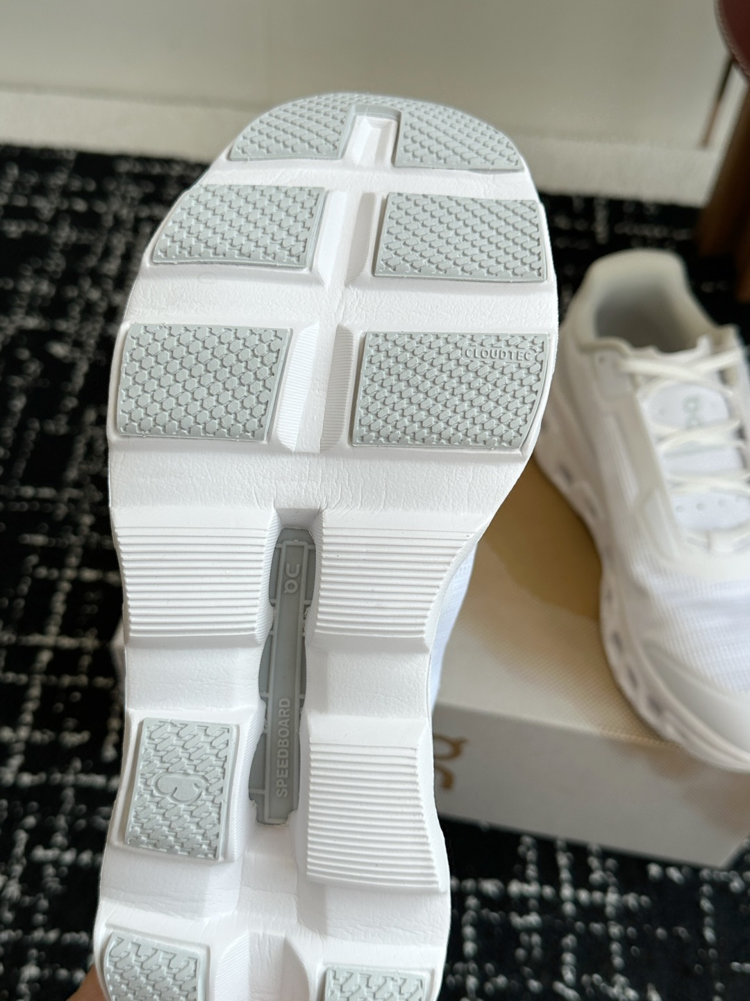 东莞原单
Cloudmonster Void 网眼小怪兽 舒适透气百搭 缓震防滑耐磨 休闲运动跑步鞋！
