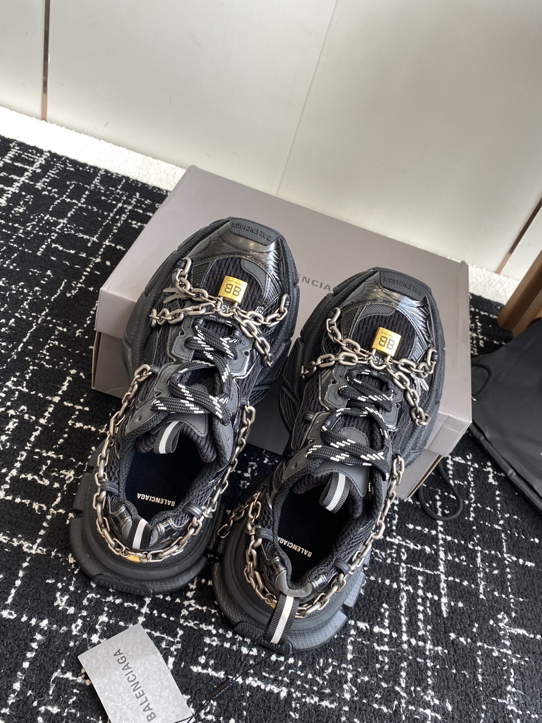 代购级
Balenciaga 巴黎世家 爆闪 3XL链条 锁头老爹鞋

延续潮流跑鞋做旧老爹鞋，鞋身由聚