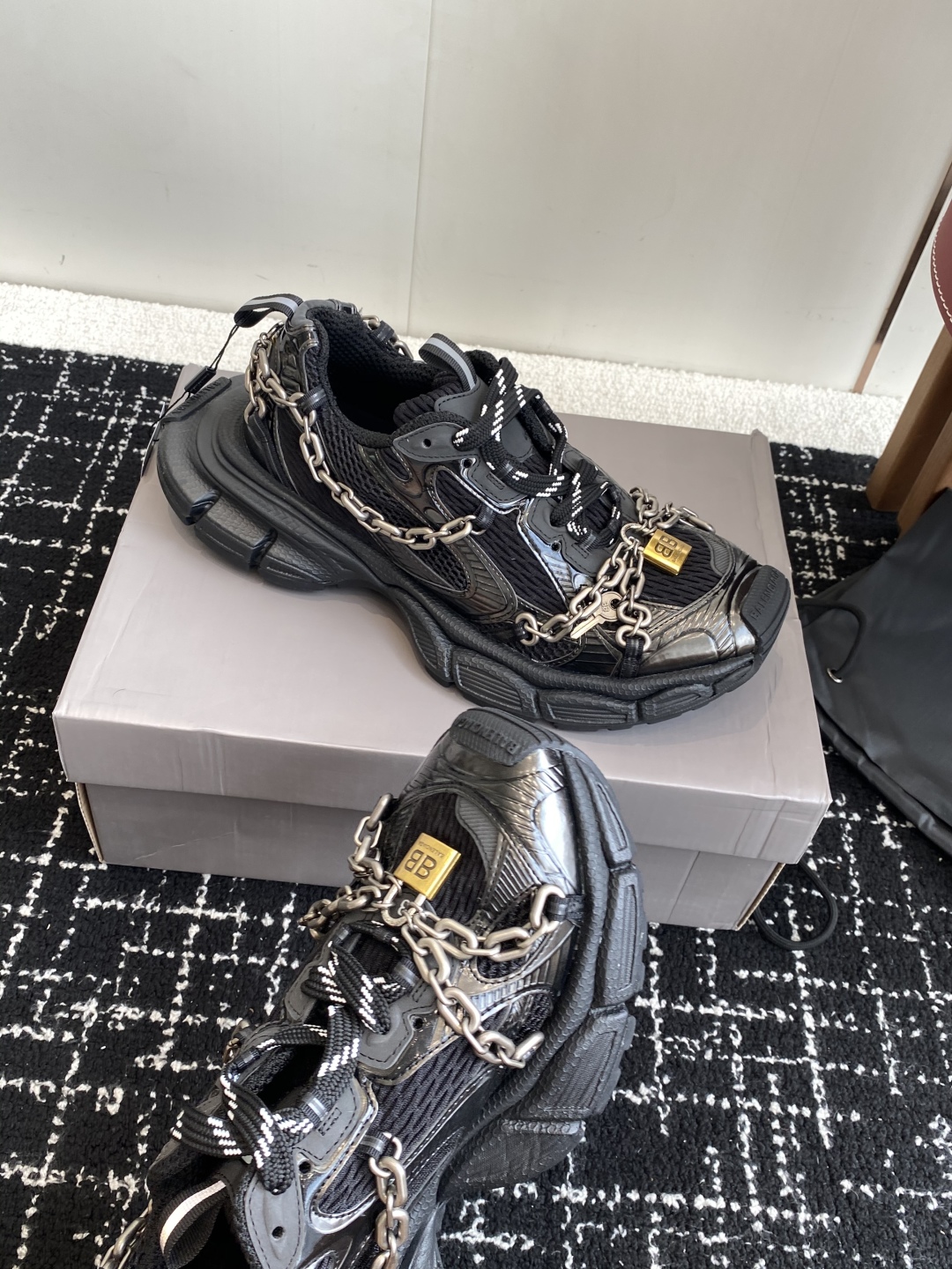 代购级
Balenciaga 巴黎世家 爆闪 3XL链条 锁头老爹鞋

延续潮流跑鞋做旧老爹鞋，鞋身由聚
