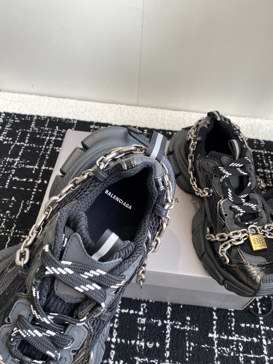 代购级
Balenciaga 巴黎世家 爆闪 3XL链条 锁头老爹鞋

延续潮流跑鞋做旧老爹鞋，鞋身由聚