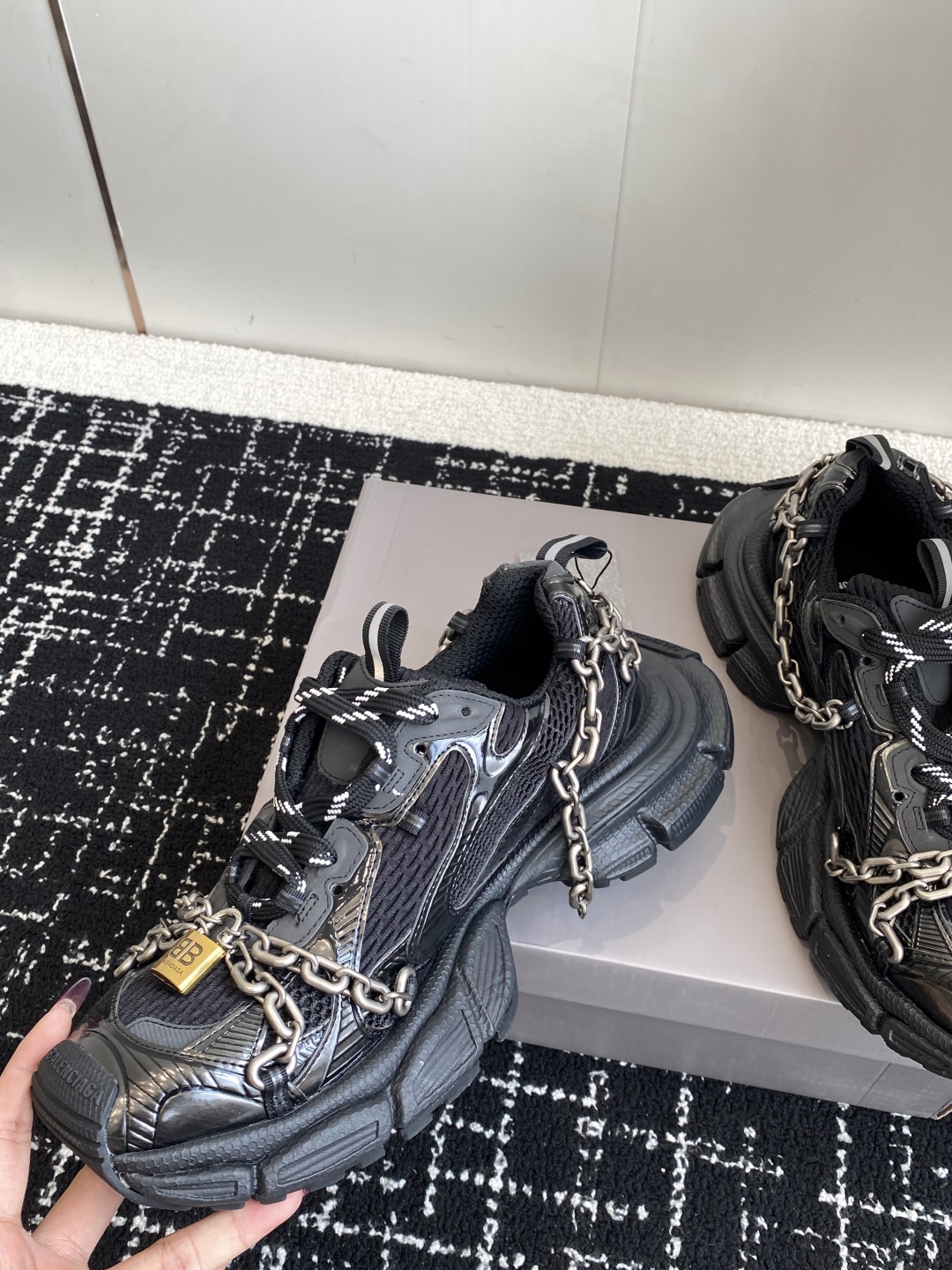 代购级
Balenciaga 巴黎世家 爆闪 3XL链条 锁头老爹鞋

延续潮流跑鞋做旧老爹鞋，鞋身由聚