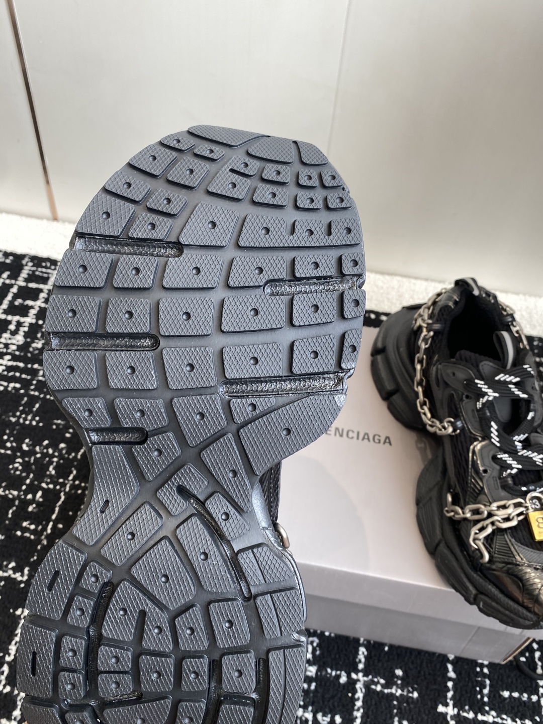 代购级
Balenciaga 巴黎世家 爆闪 3XL链条 锁头老爹鞋

延续潮流跑鞋做旧老爹鞋，鞋身由聚