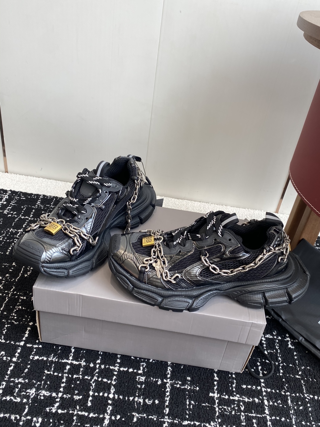 代购级
Balenciaga 巴黎世家 爆闪 3XL链条 锁头老爹鞋

延续潮流跑鞋做旧老爹鞋，鞋身由聚