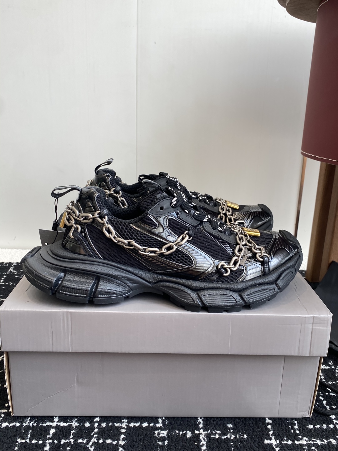 代购级
Balenciaga 巴黎世家 爆闪 3XL链条 锁头老爹鞋

延续潮流跑鞋做旧老爹鞋，鞋身由聚
