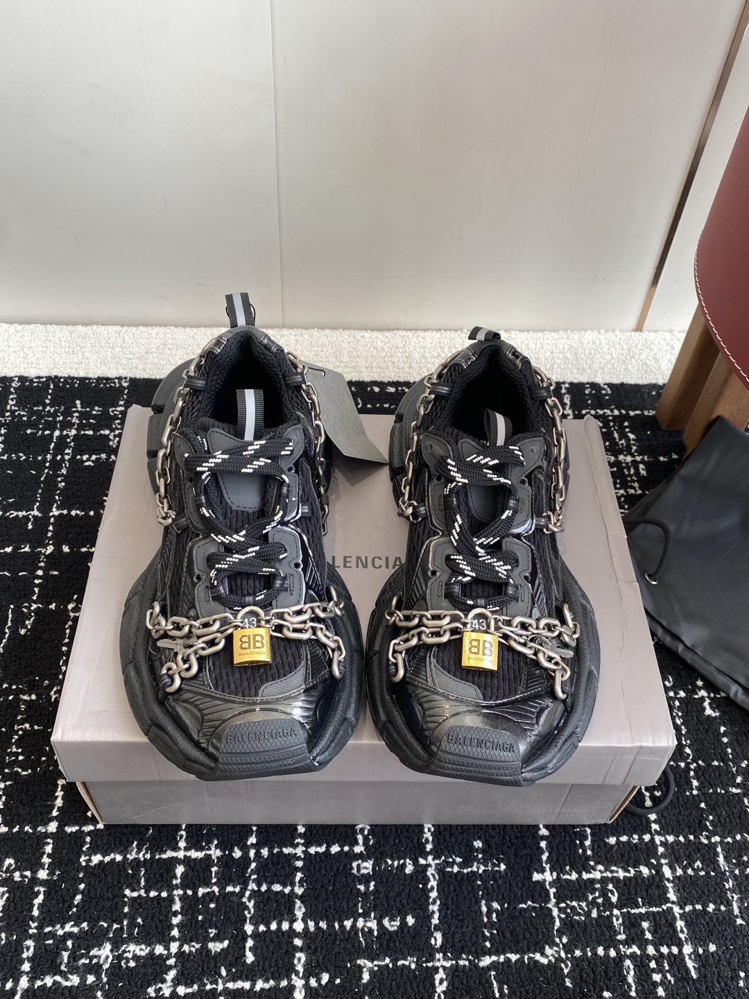代购级
Balenciaga 巴黎世家 爆闪 3XL链条 锁头老爹鞋

延续潮流跑鞋做旧老爹鞋，鞋身由聚