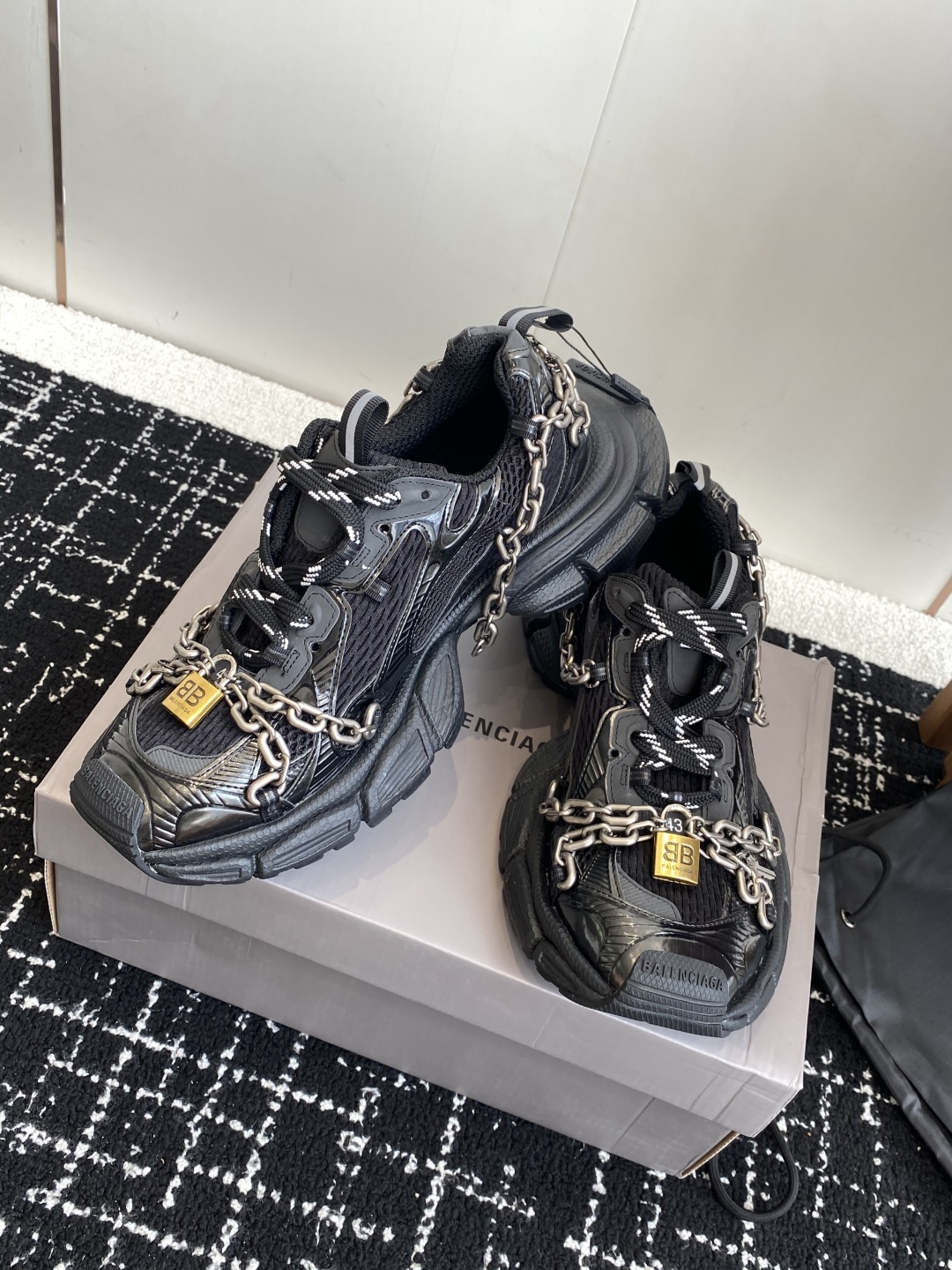 代购级
Balenciaga 巴黎世家 爆闪 3XL链条 锁头老爹鞋

延续潮流跑鞋做旧老爹鞋，鞋身由聚