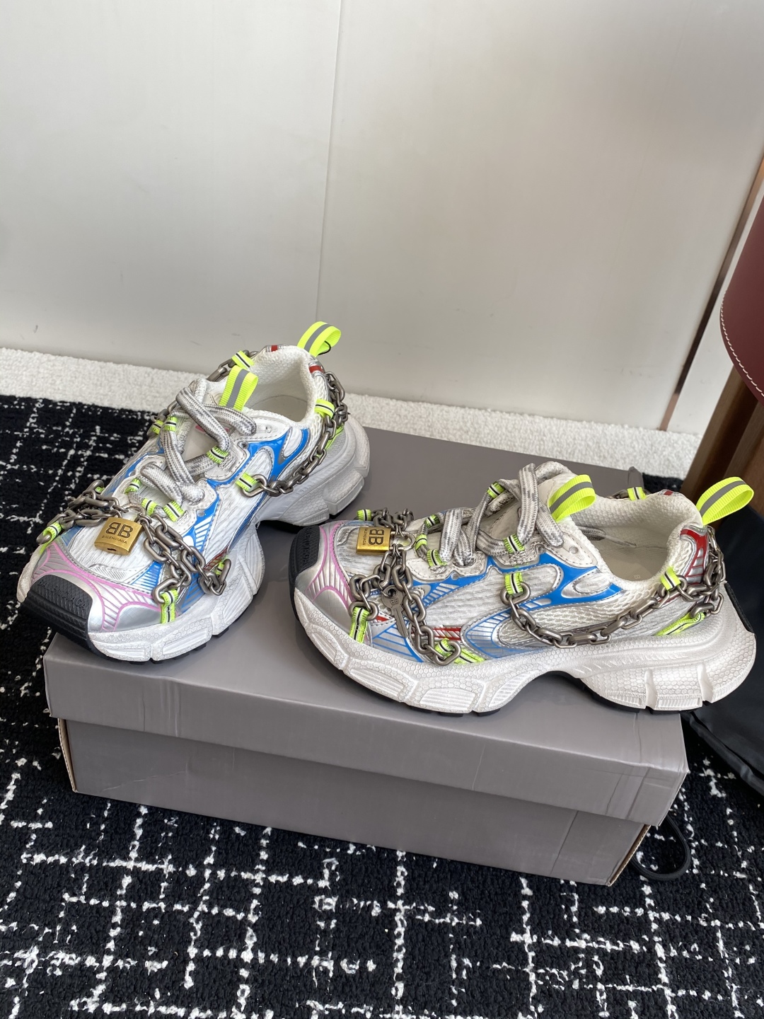代购级
Balenciaga 巴黎世家 爆闪 3XL链条 锁头老爹鞋

延续潮流跑鞋做旧老爹鞋，鞋身由聚