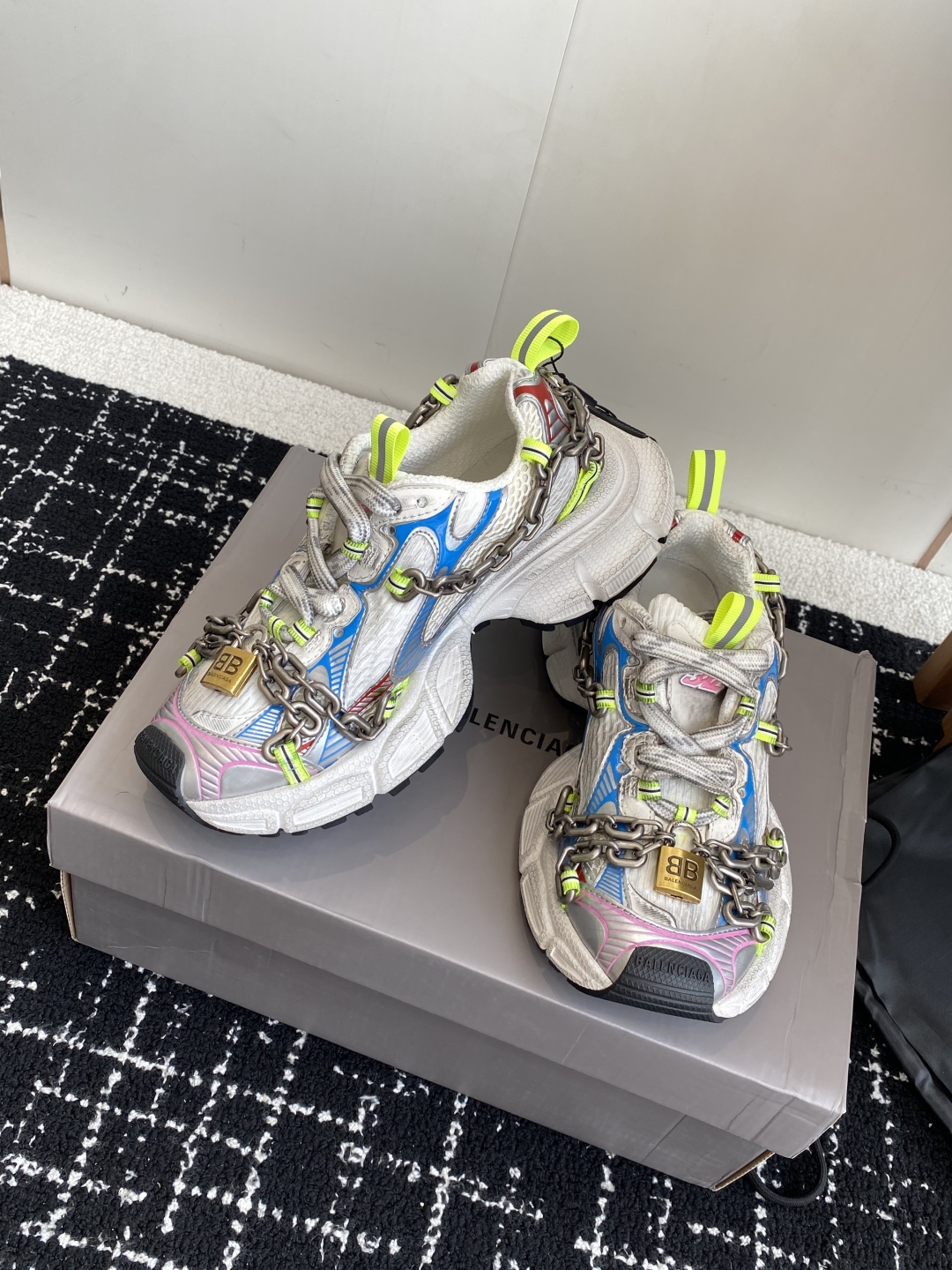 代购级
Balenciaga 巴黎世家 爆闪 3XL链条 锁头老爹鞋

延续潮流跑鞋做旧老爹鞋，鞋身由聚