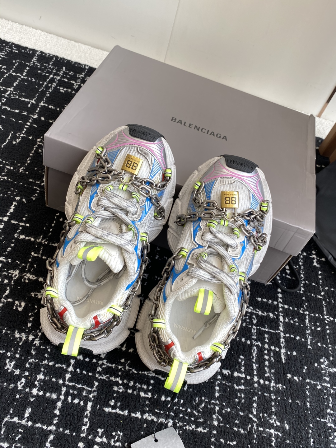 代购级
Balenciaga 巴黎世家 爆闪 3XL链条 锁头老爹鞋

延续潮流跑鞋做旧老爹鞋，鞋身由聚