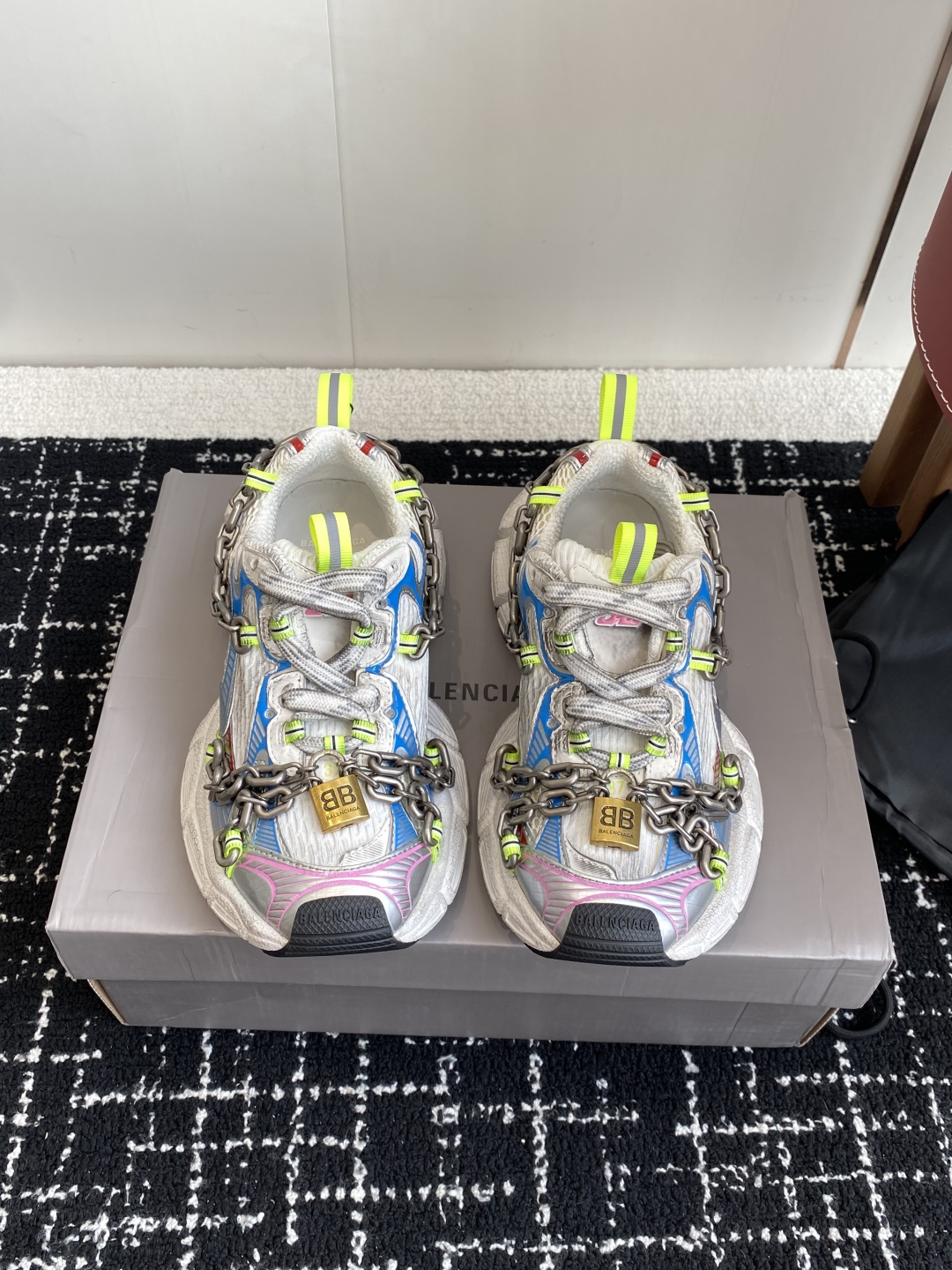 代购级
Balenciaga 巴黎世家 爆闪 3XL链条 锁头老爹鞋

延续潮流跑鞋做旧老爹鞋，鞋身由聚