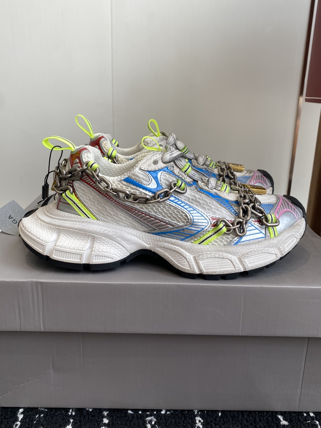 代购级
Balenciaga 巴黎世家 爆闪 3XL链条 锁头老爹鞋

延续潮流跑鞋做旧老爹鞋，鞋身由聚