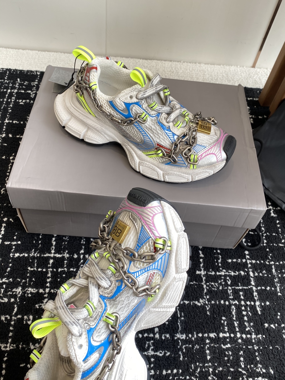代购级
Balenciaga 巴黎世家 爆闪 3XL链条 锁头老爹鞋

延续潮流跑鞋做旧老爹鞋，鞋身由聚