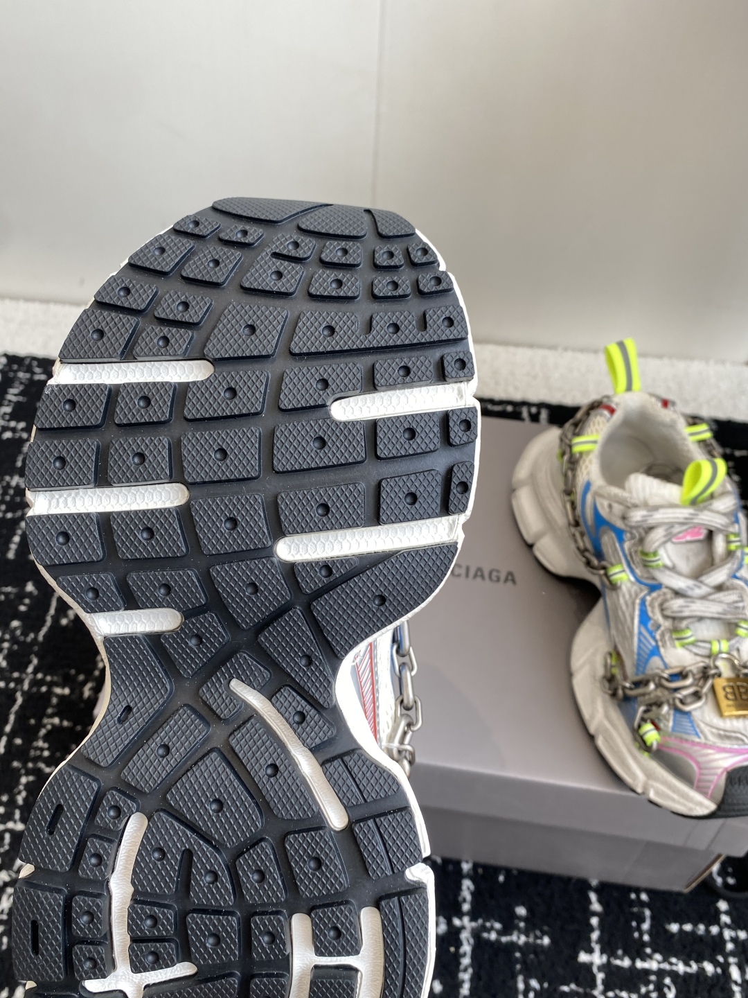 代购级
Balenciaga 巴黎世家 爆闪 3XL链条 锁头老爹鞋

延续潮流跑鞋做旧老爹鞋，鞋身由聚