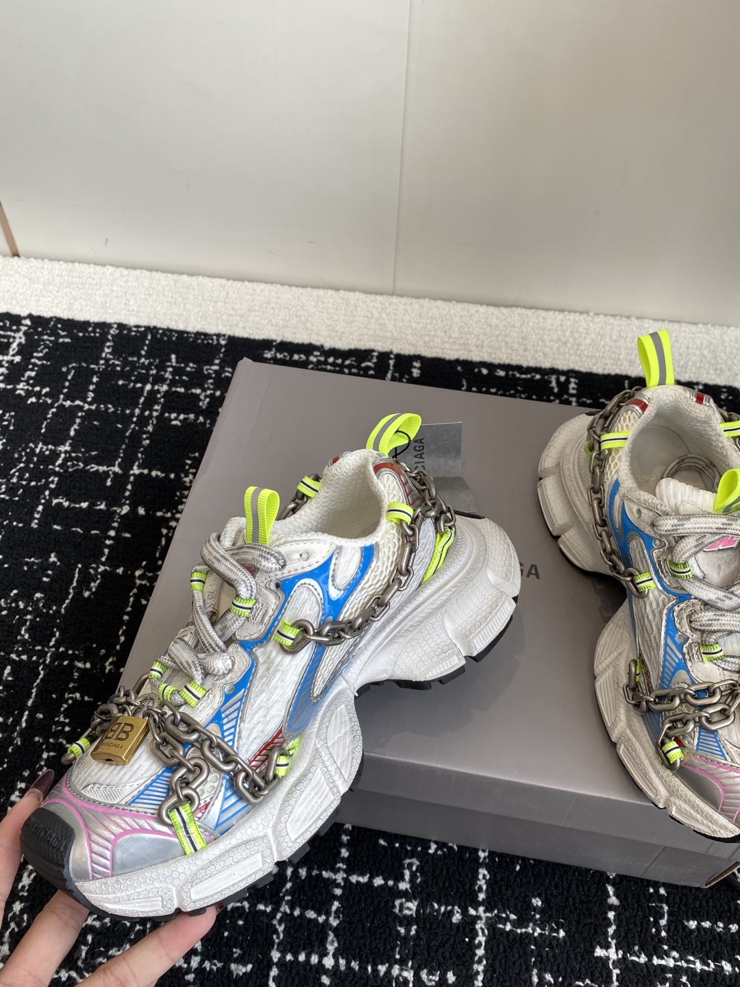代购级
Balenciaga 巴黎世家 爆闪 3XL链条 锁头老爹鞋

延续潮流跑鞋做旧老爹鞋，鞋身由聚