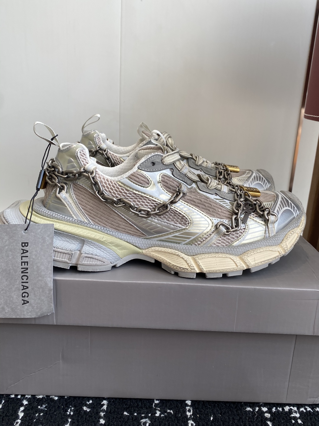 代购级
Balenciaga 巴黎世家 爆闪 3XL链条 锁头老爹鞋

延续潮流跑鞋做旧老爹鞋，鞋身由聚