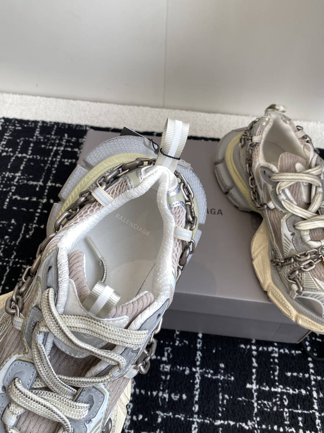 代购级
Balenciaga 巴黎世家 爆闪 3XL链条 锁头老爹鞋

延续潮流跑鞋做旧老爹鞋，鞋身由聚