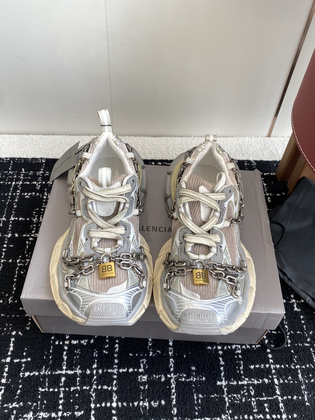 代购级
Balenciaga 巴黎世家 爆闪 3XL链条 锁头老爹鞋

延续潮流跑鞋做旧老爹鞋，鞋身由聚