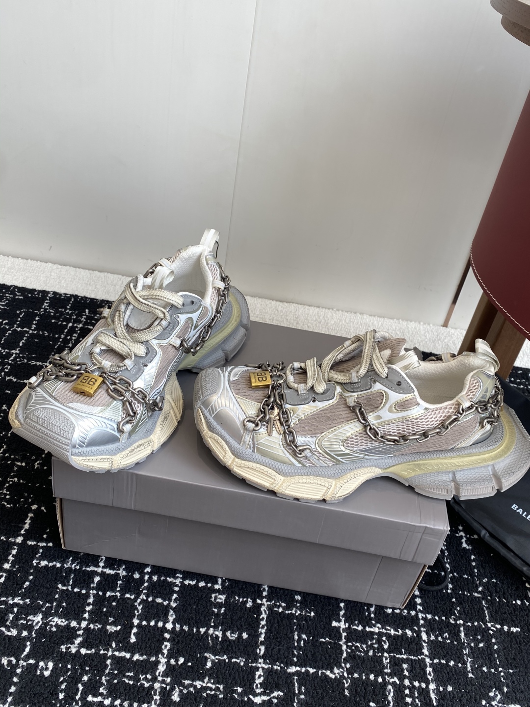 代购级
Balenciaga 巴黎世家 爆闪 3XL链条 锁头老爹鞋

延续潮流跑鞋做旧老爹鞋，鞋身由聚