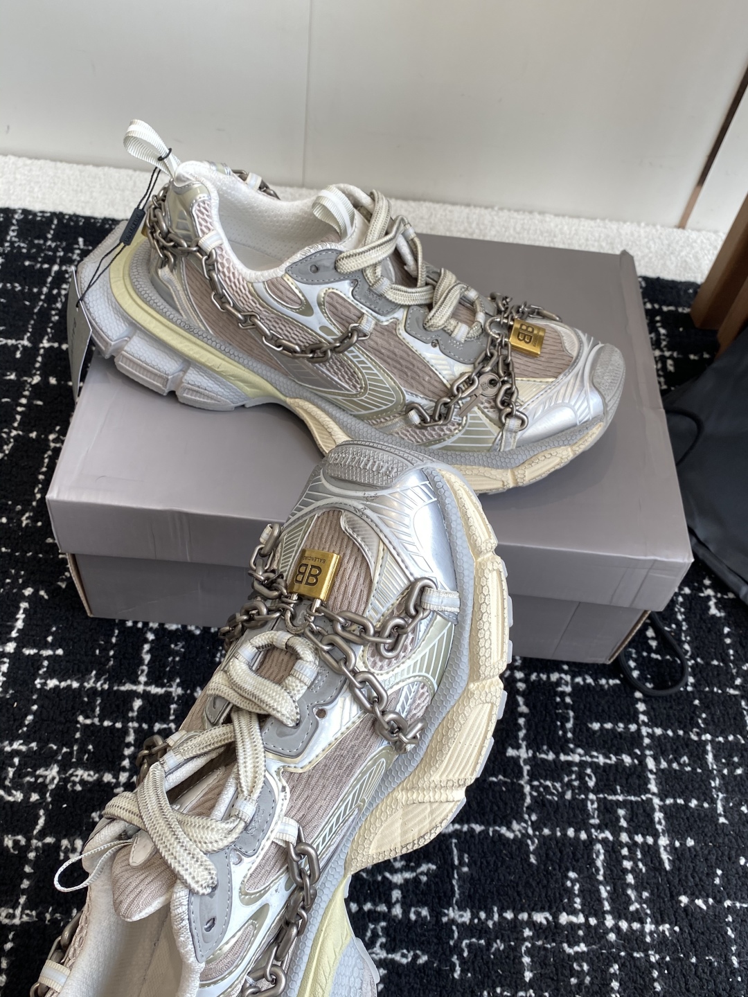 代购级
Balenciaga 巴黎世家 爆闪 3XL链条 锁头老爹鞋

延续潮流跑鞋做旧老爹鞋，鞋身由聚