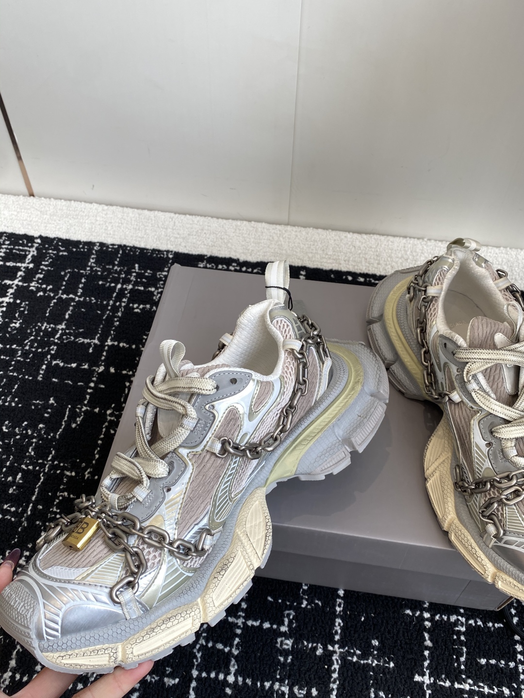 代购级
Balenciaga 巴黎世家 爆闪 3XL链条 锁头老爹鞋

延续潮流跑鞋做旧老爹鞋，鞋身由聚