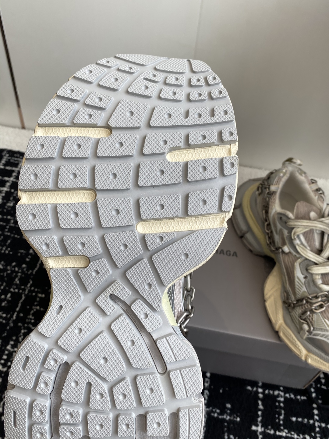 代购级
Balenciaga 巴黎世家 爆闪 3XL链条 锁头老爹鞋

延续潮流跑鞋做旧老爹鞋，鞋身由聚