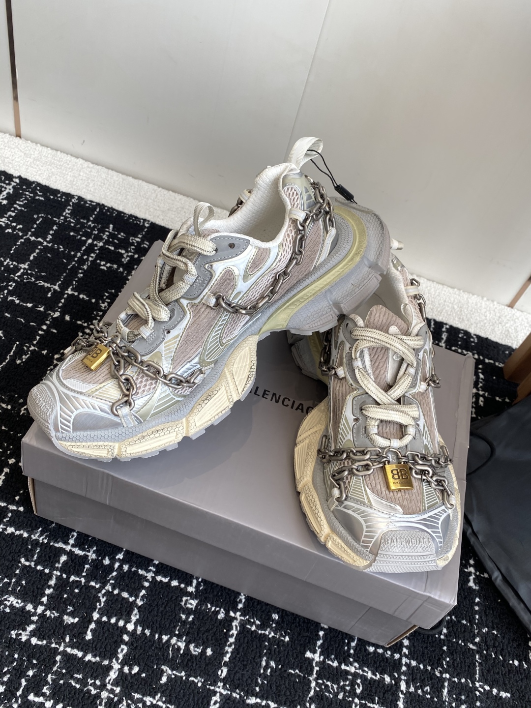 代购级
Balenciaga 巴黎世家 爆闪 3XL链条 锁头老爹鞋

延续潮流跑鞋做旧老爹鞋，鞋身由聚