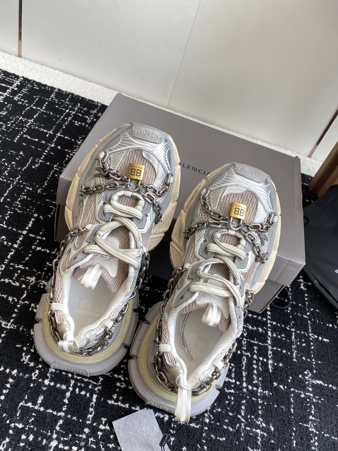 代购级
Balenciaga 巴黎世家 爆闪 3XL链条 锁头老爹鞋

延续潮流跑鞋做旧老爹鞋，鞋身由聚