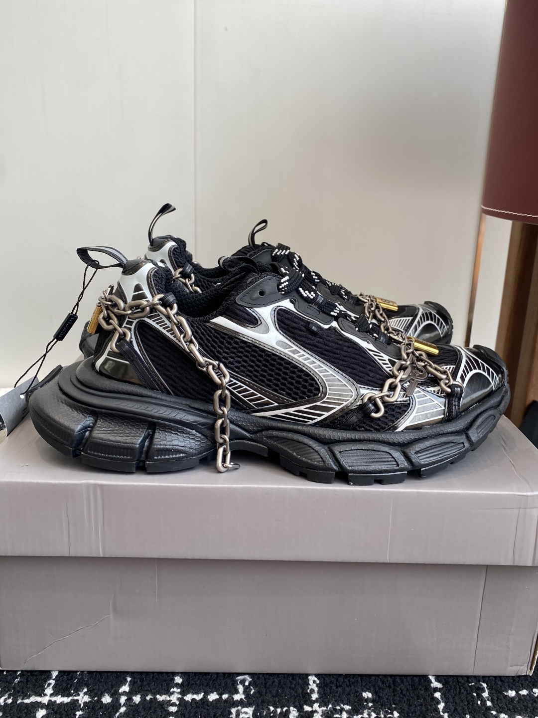 代购级
Balenciaga 巴黎世家 爆闪 3XL链条 锁头老爹鞋

延续潮流跑鞋做旧老爹鞋，鞋身由聚
