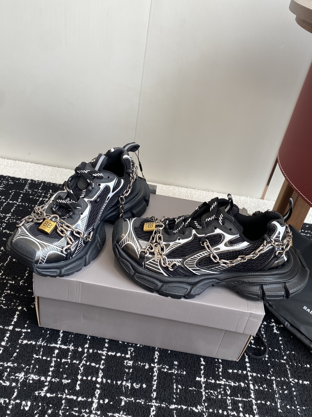 代购级
Balenciaga 巴黎世家 爆闪 3XL链条 锁头老爹鞋

延续潮流跑鞋做旧老爹鞋，鞋身由聚