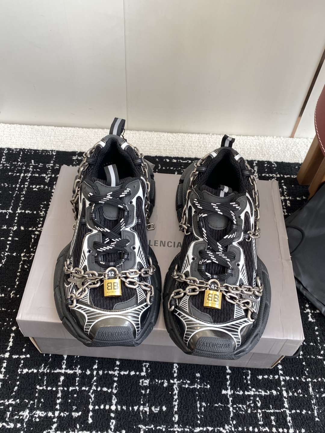 代购级
Balenciaga 巴黎世家 爆闪 3XL链条 锁头老爹鞋

延续潮流跑鞋做旧老爹鞋，鞋身由聚