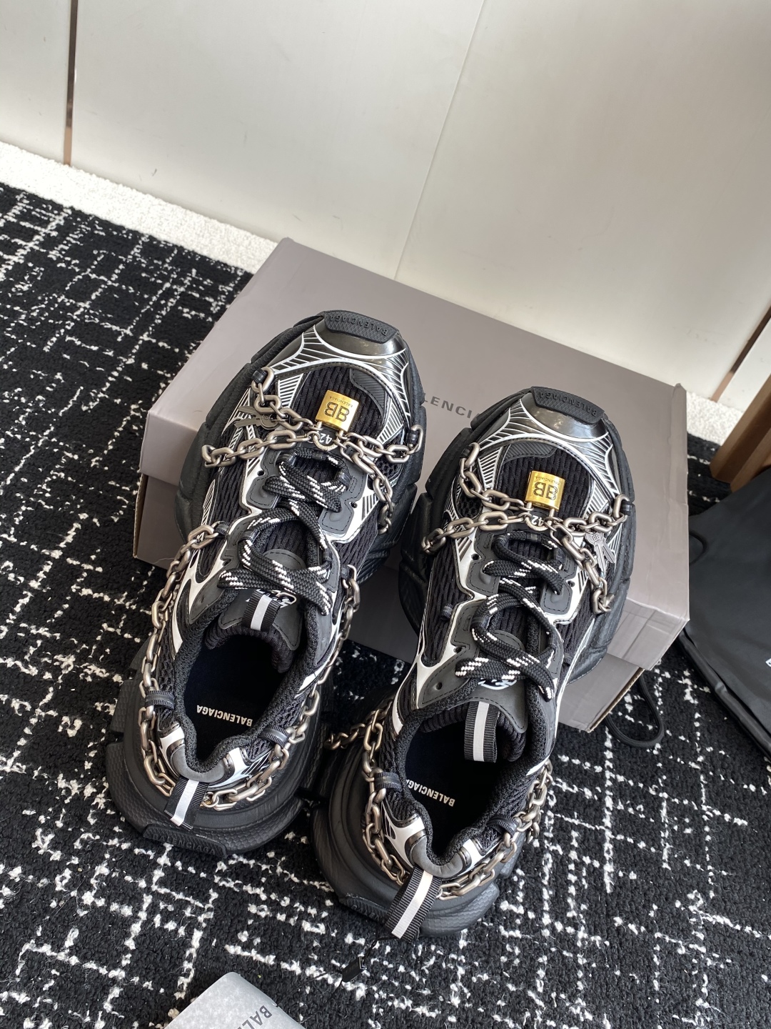 代购级
Balenciaga 巴黎世家 爆闪 3XL链条 锁头老爹鞋

延续潮流跑鞋做旧老爹鞋，鞋身由聚