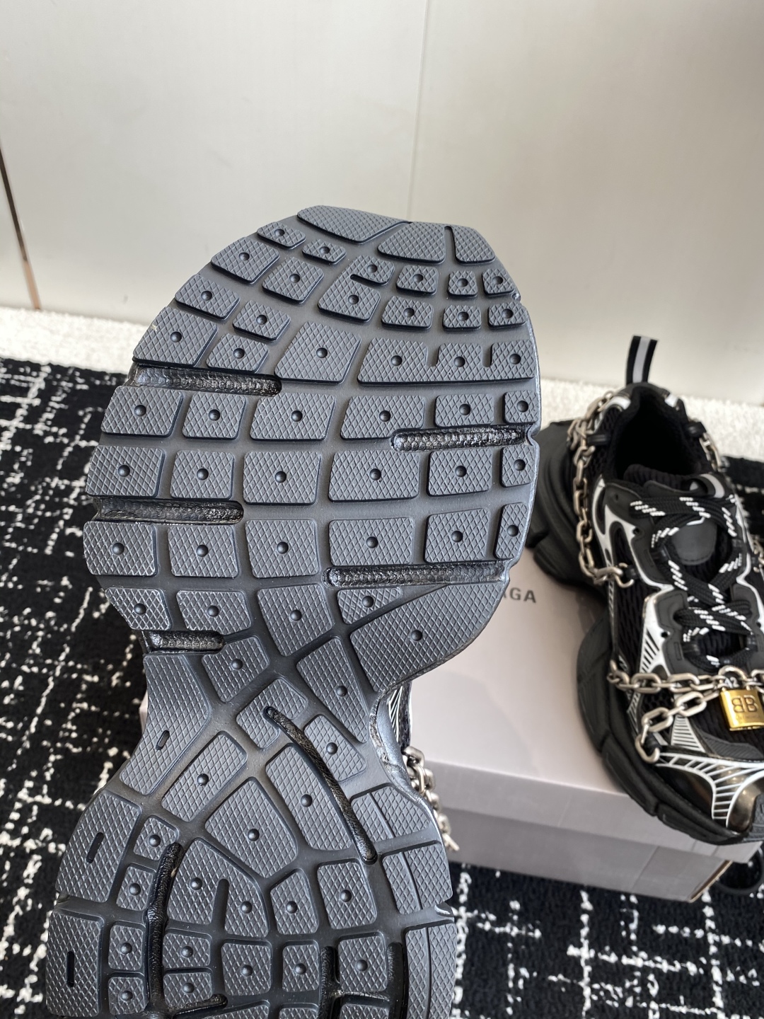 代购级
Balenciaga 巴黎世家 爆闪 3XL链条 锁头老爹鞋

延续潮流跑鞋做旧老爹鞋，鞋身由聚