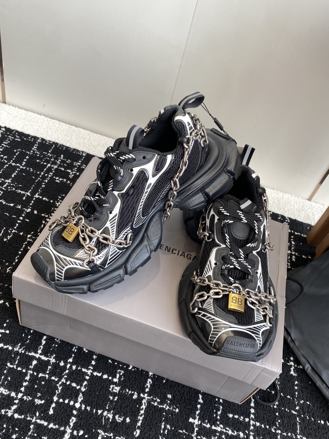 代购级
Balenciaga 巴黎世家 爆闪 3XL链条 锁头老爹鞋

延续潮流跑鞋做旧老爹鞋，鞋身由聚