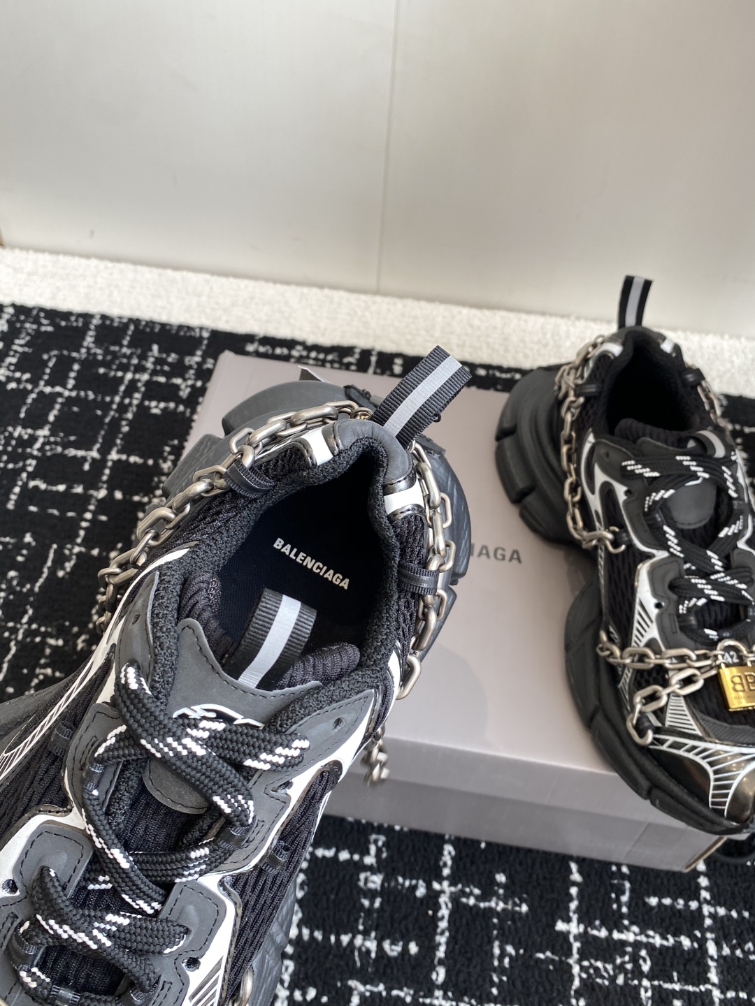 代购级
Balenciaga 巴黎世家 爆闪 3XL链条 锁头老爹鞋

延续潮流跑鞋做旧老爹鞋，鞋身由聚