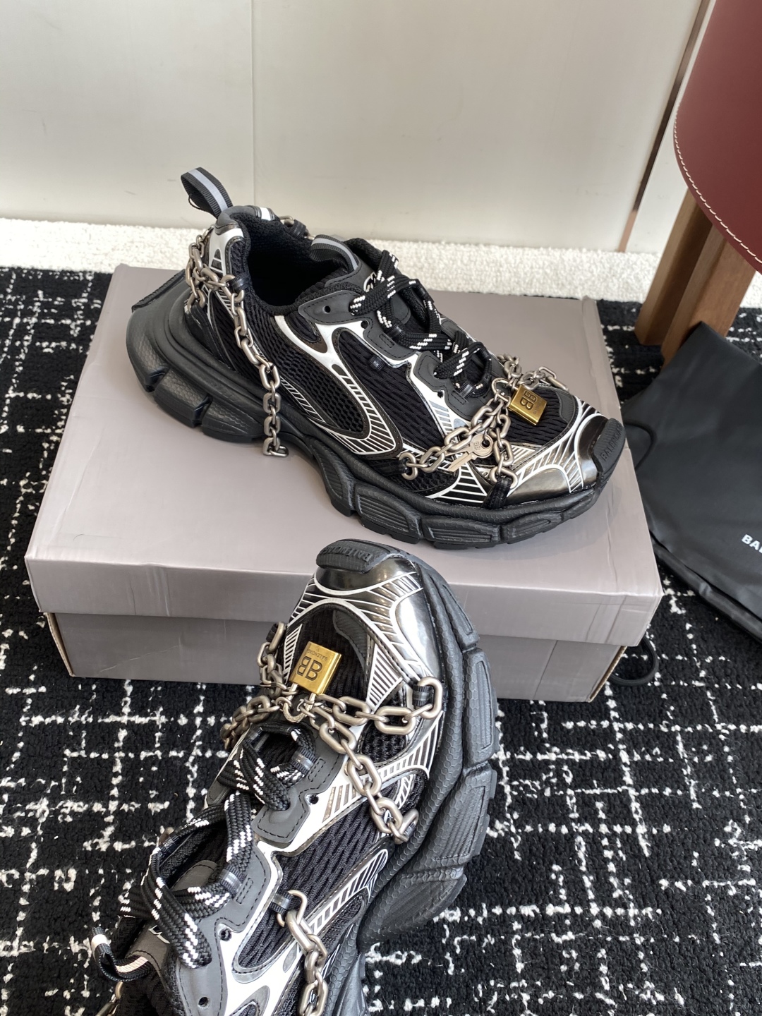 代购级
Balenciaga 巴黎世家 爆闪 3XL链条 锁头老爹鞋

延续潮流跑鞋做旧老爹鞋，鞋身由聚
