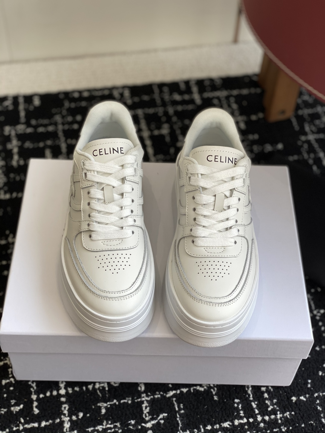 NO:439133,Purchase grade CELINE CELINE RUNNER sneakers tongue and back top are decorated with CELINE logo sneakers. The back top and side of the shoe are imprinted CELINE logo. Thick-soled bread shoes. 2025 spring and summer new women's Arc de Triomphe logo lace-up is simple and comfortable, clean and neat, and it increases the height and makes the legs thin. Whether it is worn alone or with wide-leg pants, high street and retro, we will make CELINE girls. The upper is imported cowhide. The inner lining is original. The inner lining is original. The original molded Tpu outsole. Size#35-40 (40 customization is not returned or replaced), casual shoes/sports shoes, celine, celine, sneakers, cowhide19860909代购级 CELINE思琳赛琳CELINE RUNNER 动鞋鞋舌和鞋后帮饰有CELINE标志运动鞋 鞋后帮和侧面压印CELINE标志 厚底面包鞋2025春夏新款女凯旋门徽标系带简单舒服,干净利落,增高显腿细 无论是单穿还是搭配阔腿裤,高街又复古一起来做CELINE女孩 鞋面原版进口牛皮 内里原版内里 大底原版开模Tpu大底 Size#35-40（40定制不退不换）,休闲鞋/运动鞋,celine,celine,sneakers,cowhide,Women's Shoes