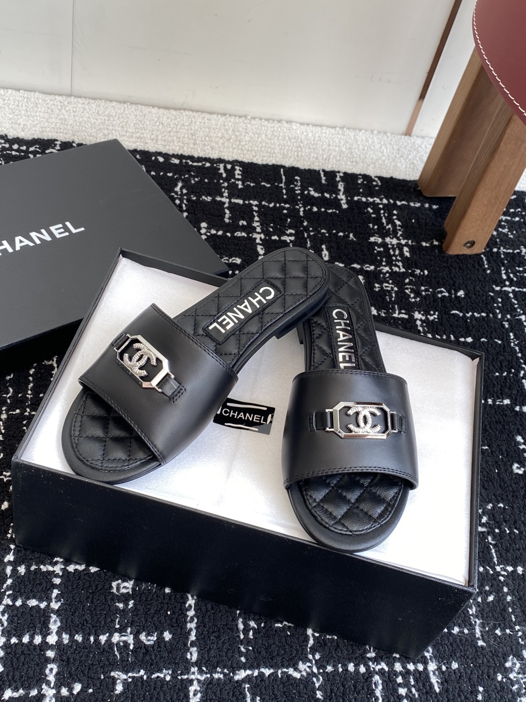 代购级
Chanel 小香 25ss 春夏新品度假 羊皮 懒人拖 

小香的一款全新设计 鞋面搭配双C五