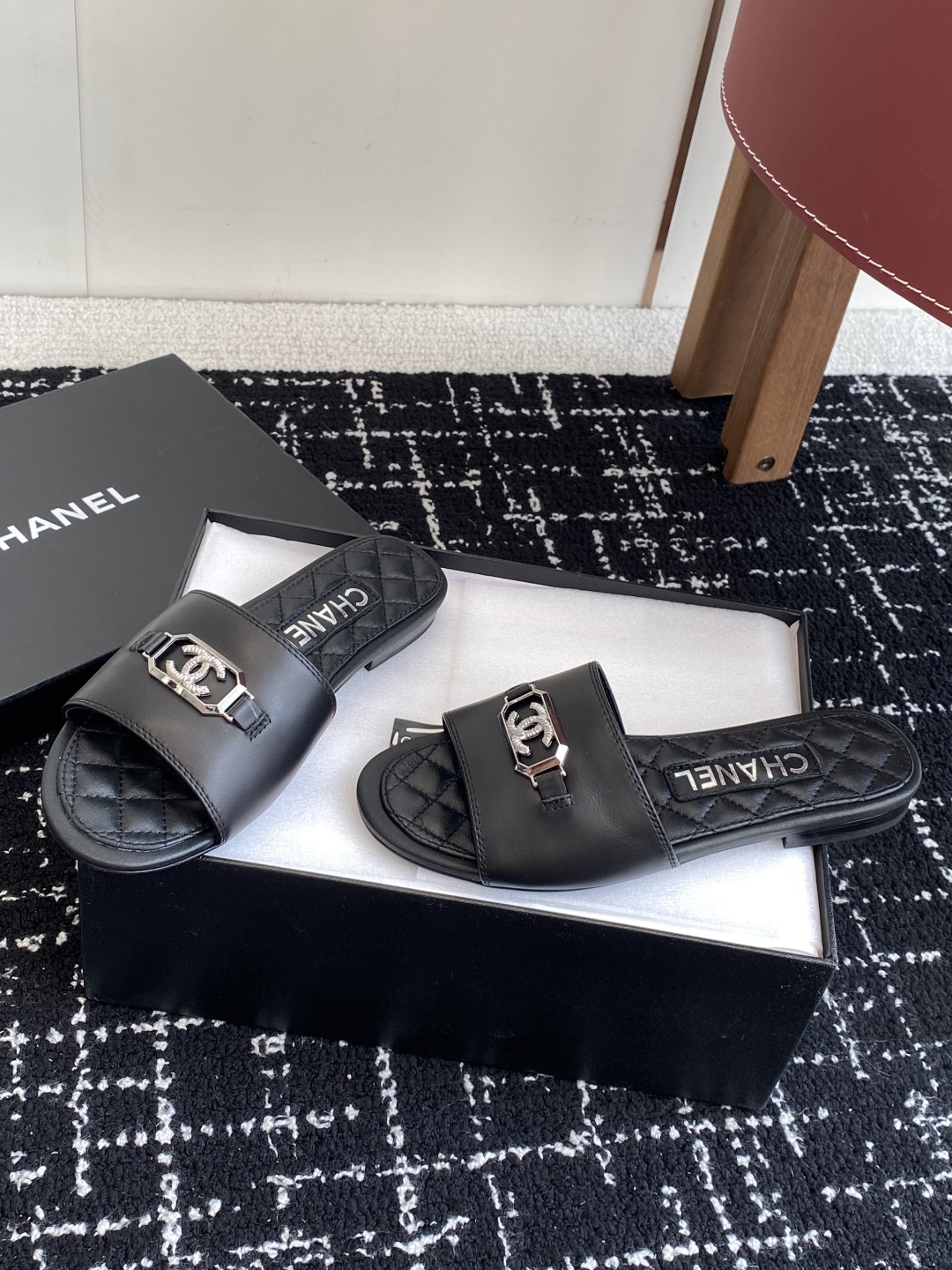 代购级
Chanel 小香 25ss 春夏新品度假 羊皮 懒人拖 

小香的一款全新设计 鞋面搭配双C五